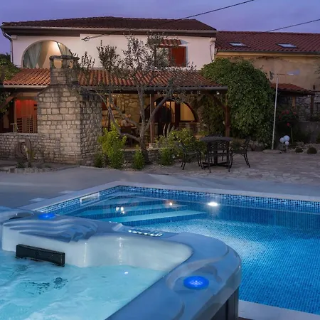 Stone Lady With Pool&hot Tub,sauna,bbq,garden Ferienhaus *