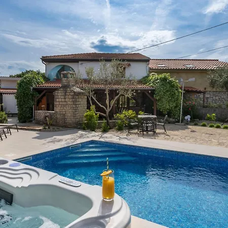 Stone Lady With Pool&hot Tub,sauna,bbq,garden 펜션 Rasopasno