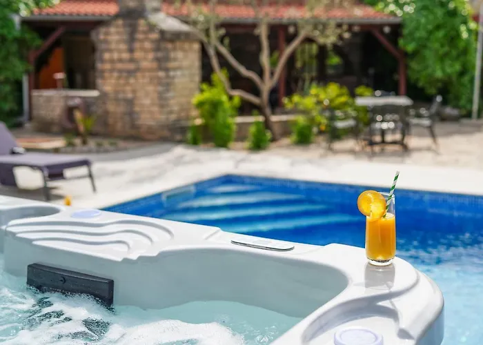 펜션 Stone Lady With Pool&hot Tub,sauna,bbq,garden
