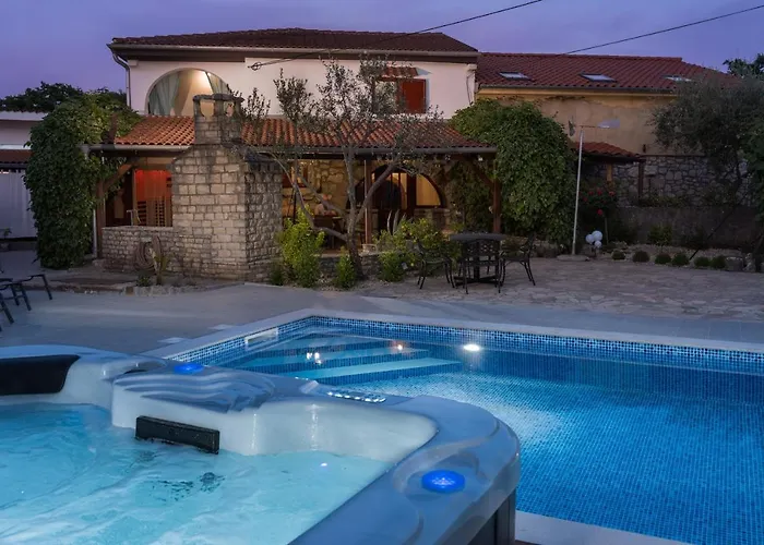 Stone Lady With Pool&hot Tub,sauna,bbq,garden 펜션 *