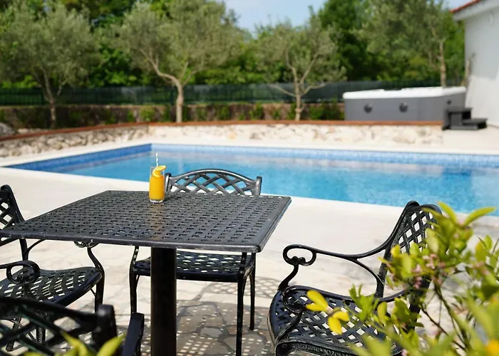 Stone Lady With Pool&hot Tub,sauna,bbq,garden *
