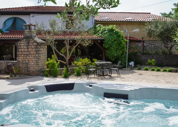 Stone Lady With Pool&hot Tub,sauna,bbq,garden Rasopasno