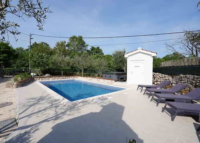 펜션 Stone Lady With Pool&hot Tub,sauna,bbq,garden