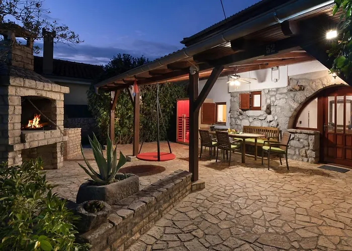 Stone Lady With Pool&hot Tub,sauna,bbq,garden *