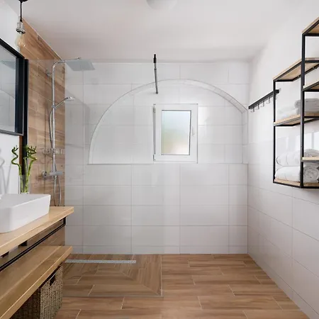 Stone Lady With Pool&hot Tub,sauna,bbq,garden *