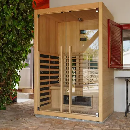 Stone Lady With Pool&hot Tub,sauna,bbq,garden *