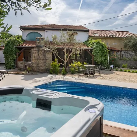 Stone Lady With Pool&hot Tub,sauna,bbq,garden * Rasopasno