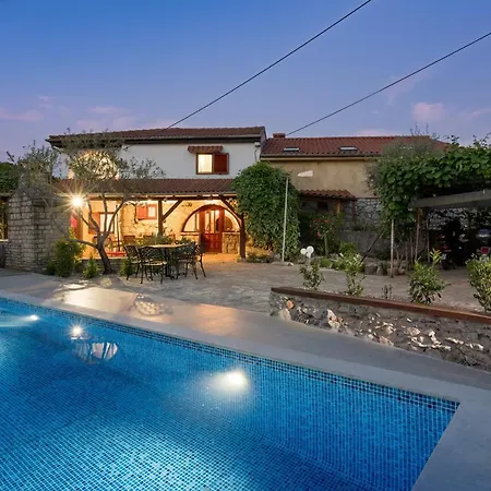 Tatil Evi Stone Lady With Pool&hot Tub,sauna,bbq,garden