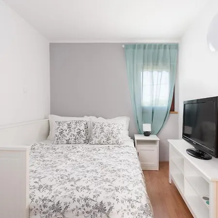 Stone Lady With Pool&hot Tub,sauna,bbq,garden Rasopasno