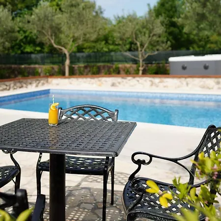 Stone Lady With Pool&hot Tub,sauna,bbq,garden *