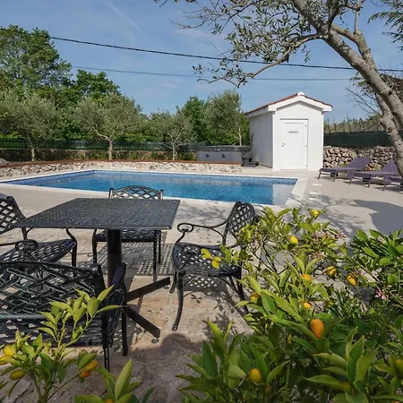 Stone Lady With Pool&hot Tub,sauna,bbq,garden