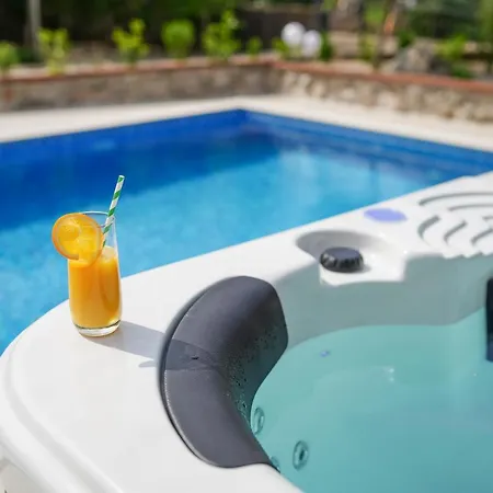 Stone Lady With Pool&hot Tub,sauna,bbq,garden Tatil Evi Rasopasno