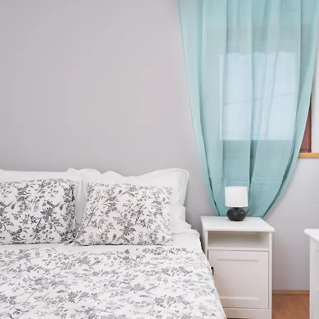 Stone Lady With Pool&hot Tub,sauna,bbq,garden *