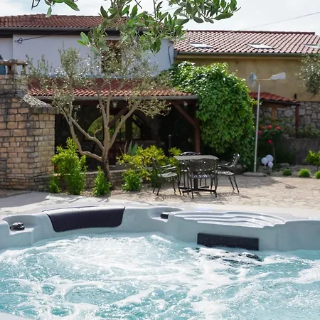 Stone Lady With Pool&hot Tub,sauna,bbq,garden Rasopasno