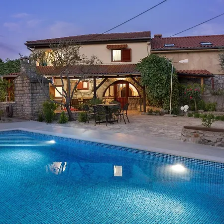 Stone Lady With Pool&hot Tub,sauna,bbq,garden Rasopasno