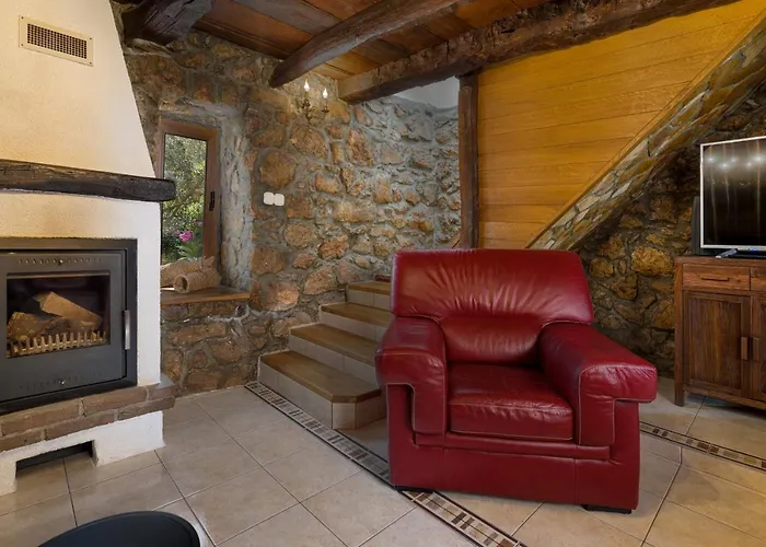 Stone Lady With Pool&hot Tub,sauna,bbq,garden *