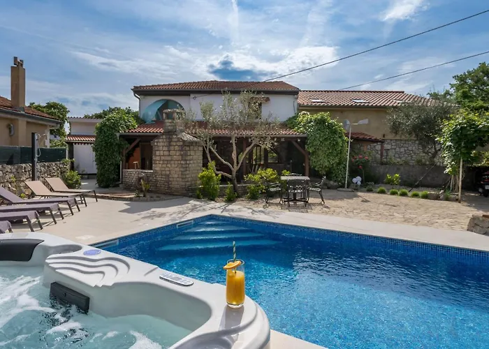 Stone Lady With Pool&hot Tub,sauna,bbq,garden 別荘 Rasopasno