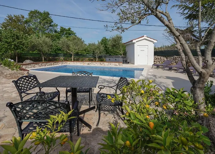 Stone Lady With Pool&hot Tub,sauna,bbq,garden