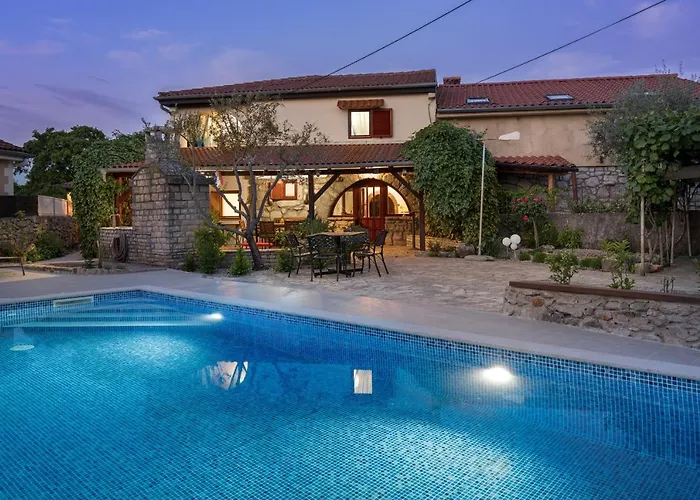 Stone Lady With Pool&hot Tub,sauna,bbq,garden Rasopasno