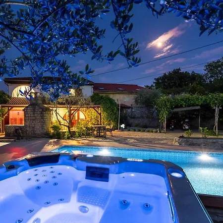 Case de vacanță Stone Lady With Pool&hot Tub,sauna,bbq,garden Rasopasno
